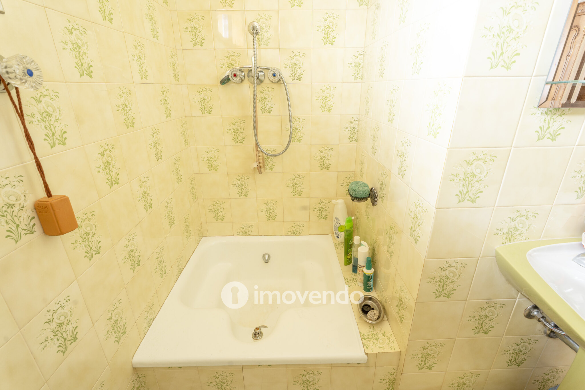 Moradia T4 com garagem, em Vila Nova da Telha, na Maia