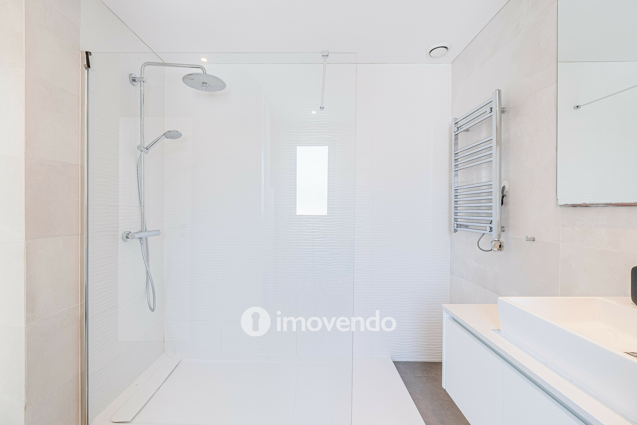 Moradia T3 moderna, com piscina e garagem, em Santo Antão do Tojal