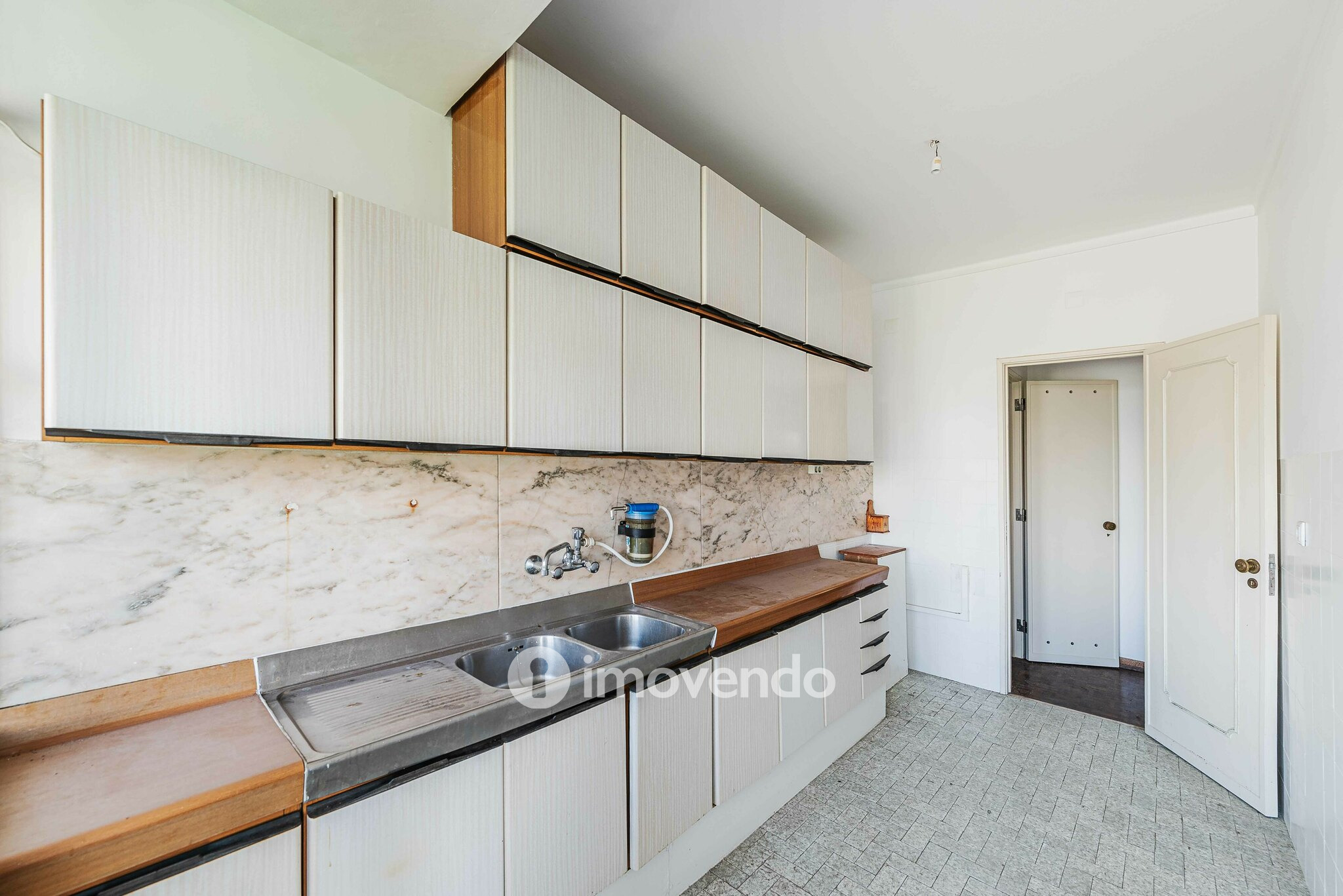 Apartamento T3, com áreas generosas e varanda, em Algés