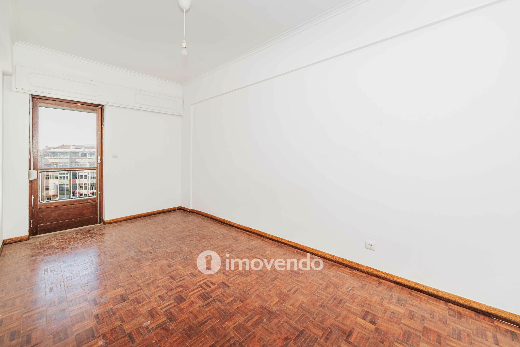 Apartamento T3, com áreas generosas e varanda, em Algés