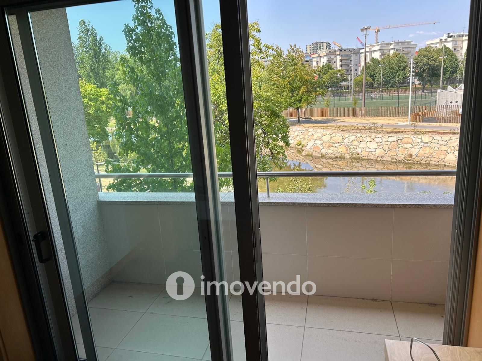 Apartamento T3, com áreas amplas e garagem, em Braga