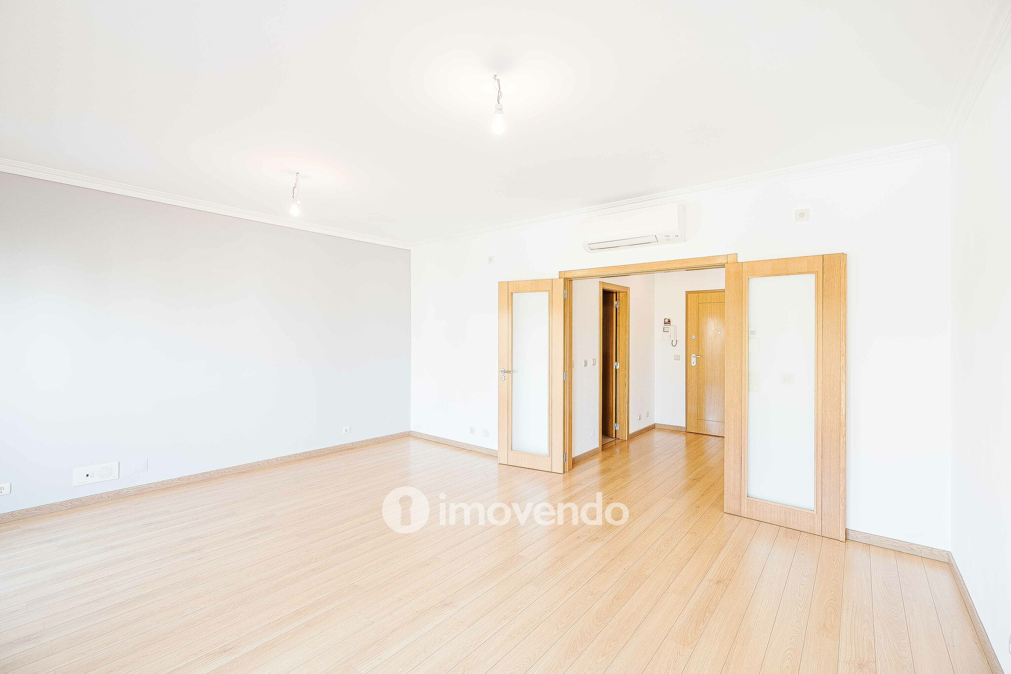 Apartamento T2 moderno, com estacionamento, na Póvoa de Santo Adrião
