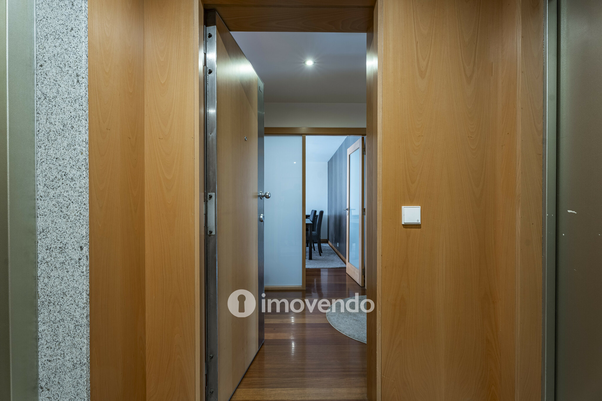 Apartamento T3, com áreas amplas e garagem, em Braga