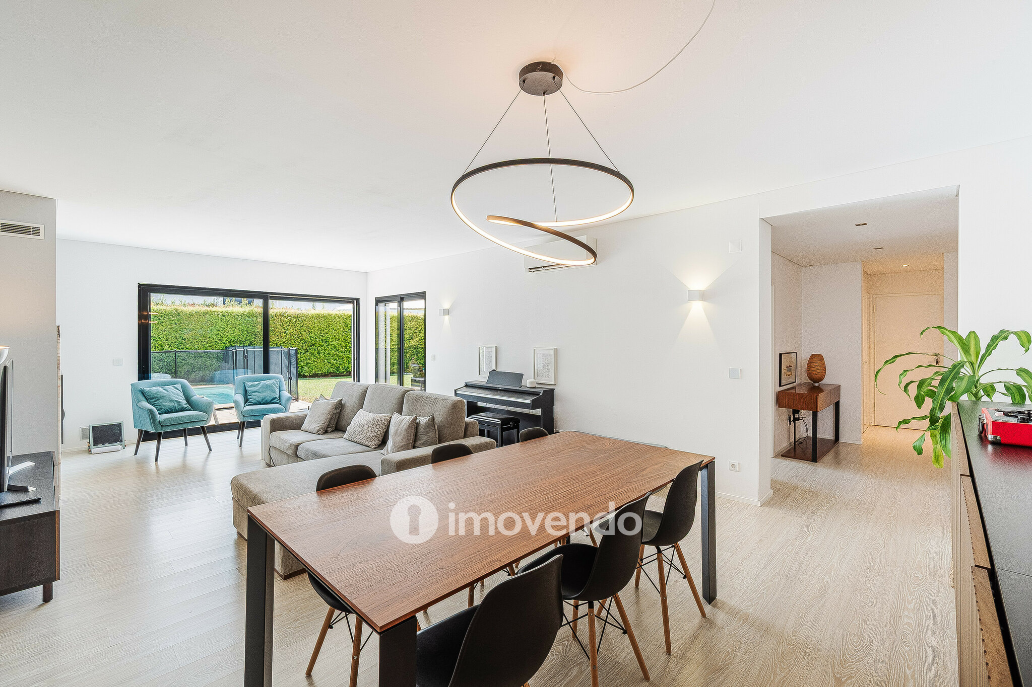 Moradia T3 moderna, com piscina e garagem, em Santo Antão do Tojal