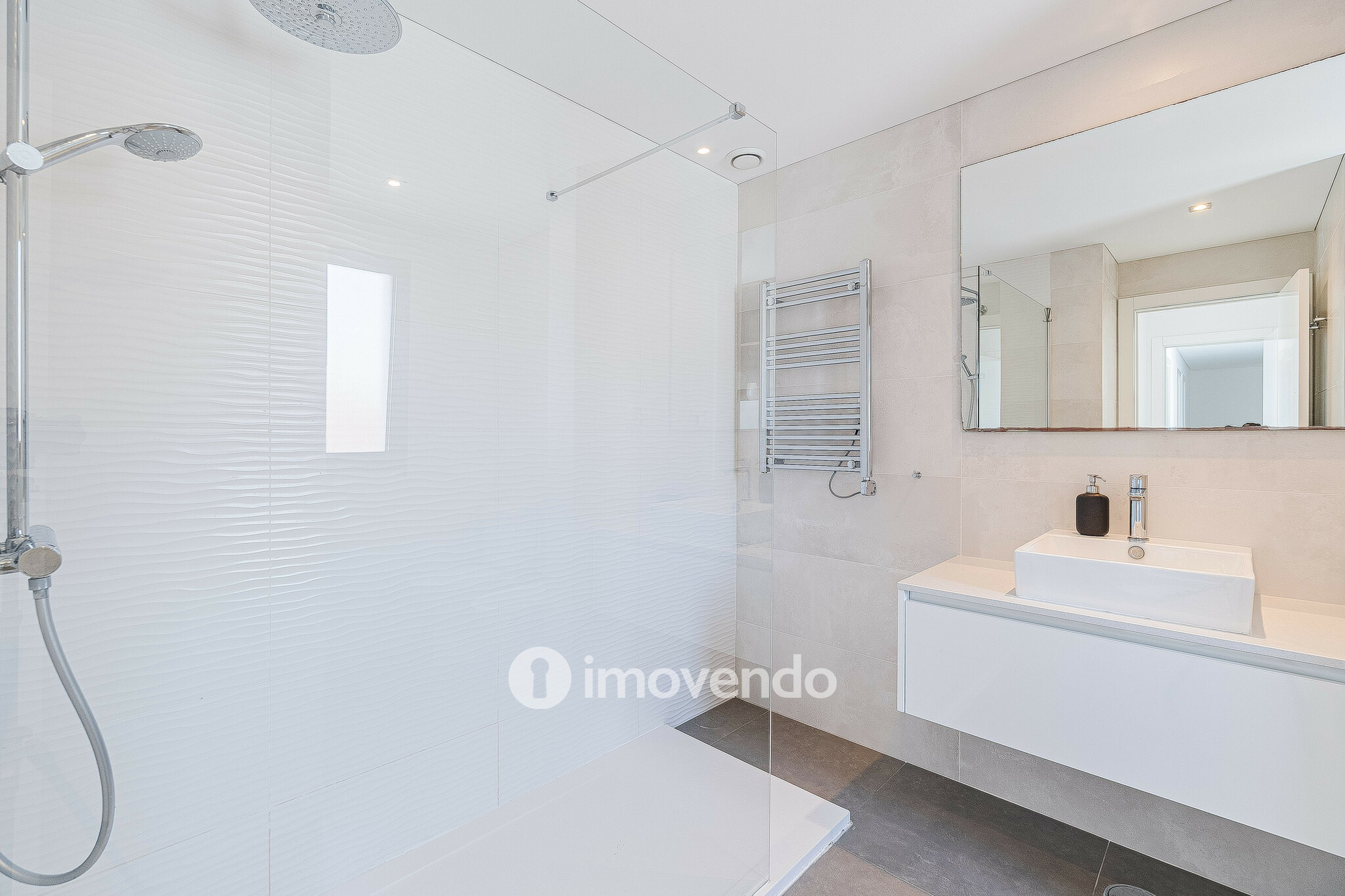 Moradia T3 moderna, com piscina e garagem, em Santo Antão do Tojal