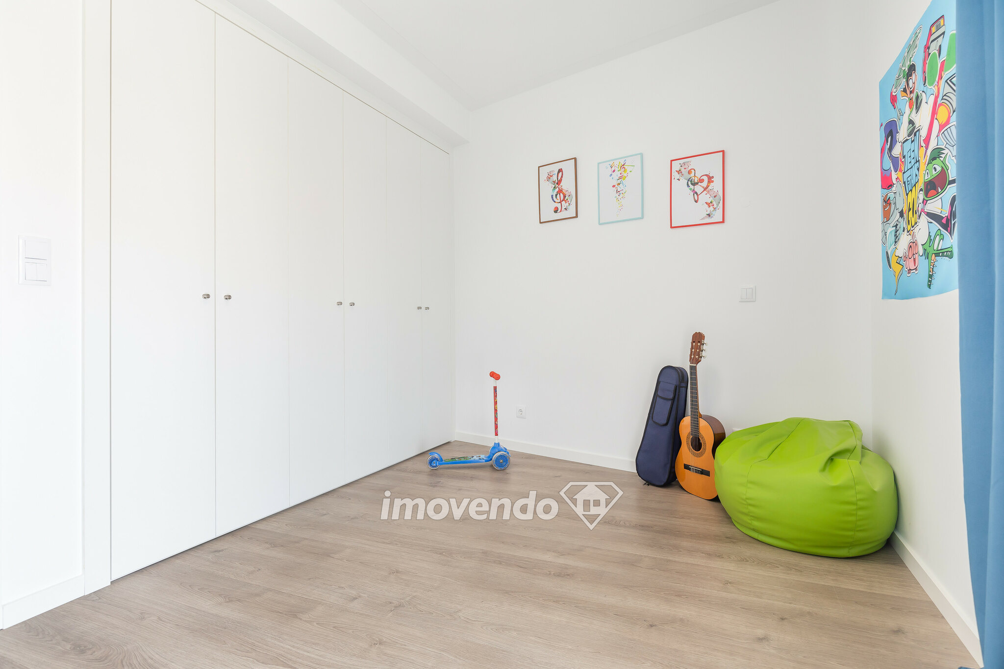 Moradia T2+2 de design moderno, com cozinha equipada, em Vale Milhaços