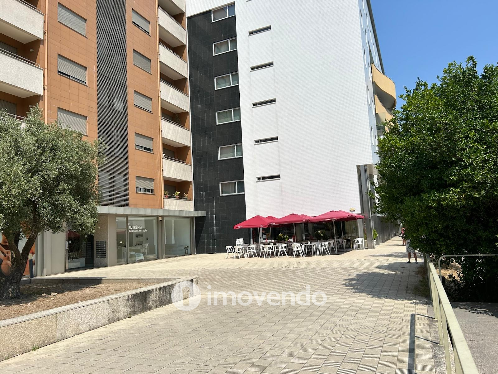 Apartamento T3, com áreas amplas e garagem, em Braga