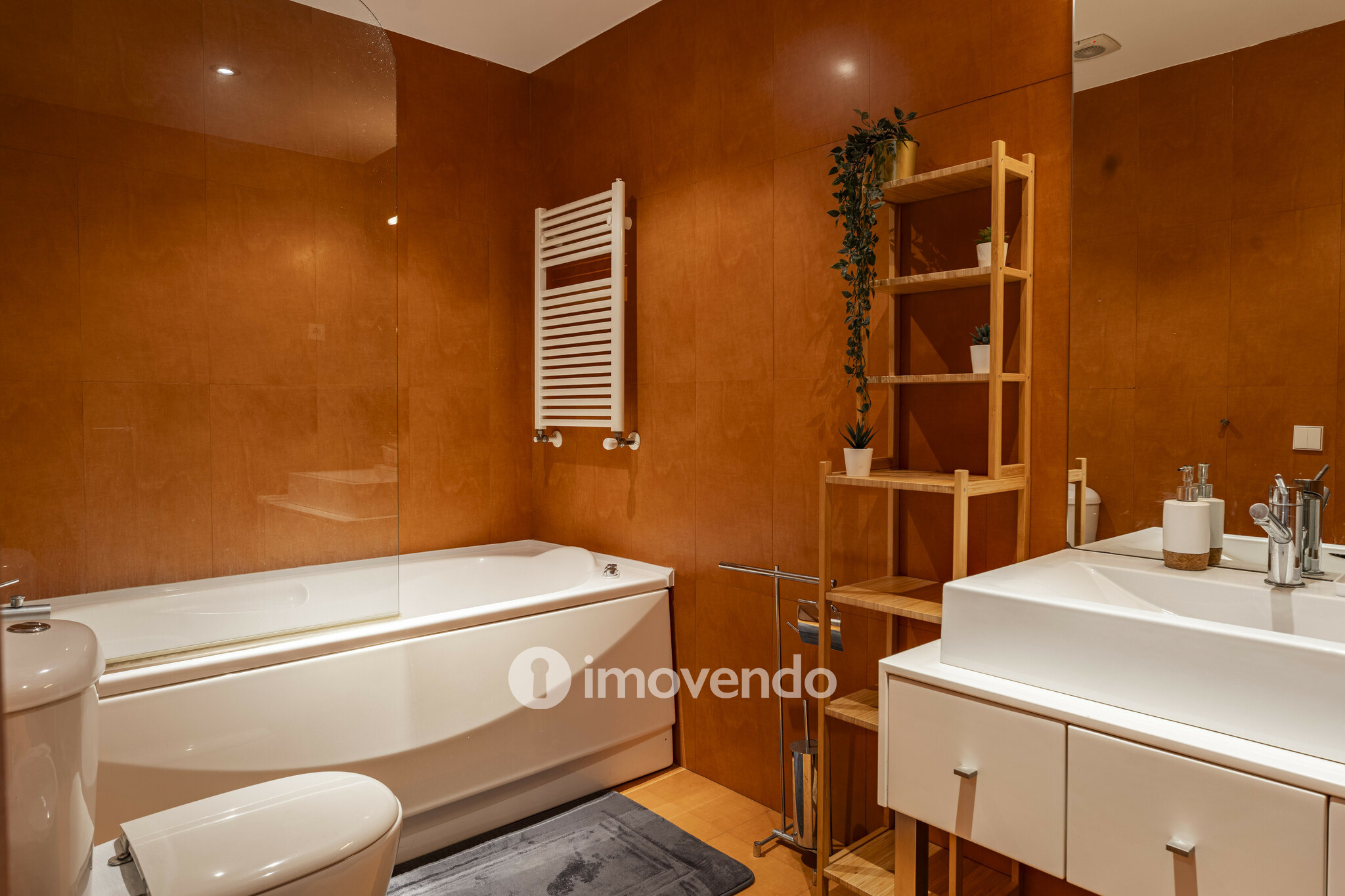 Apartamento T3, com áreas amplas e garagem, em Braga