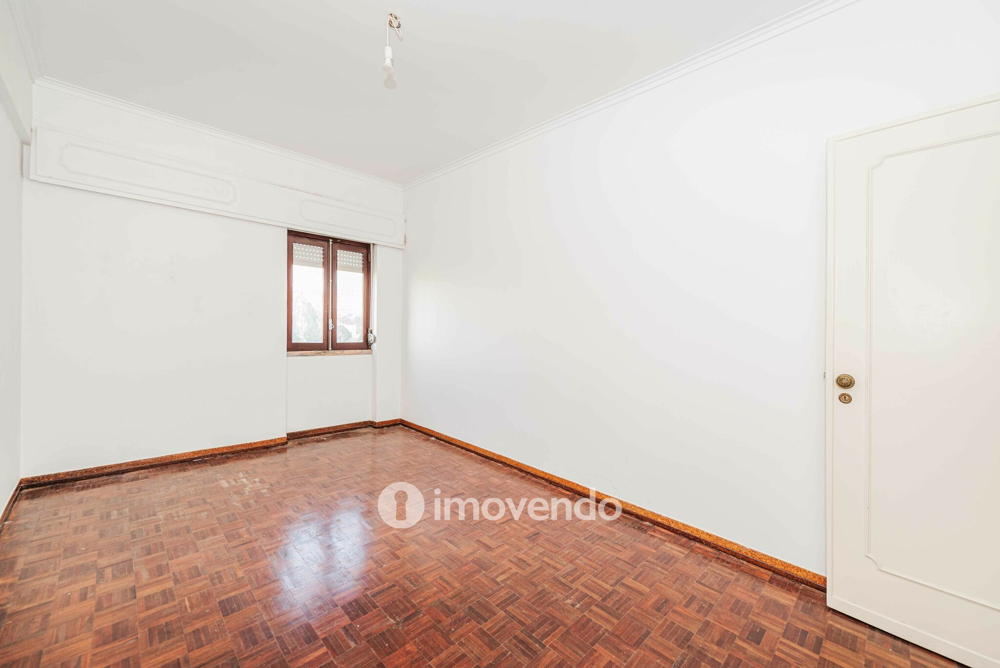 Apartamento T3, com áreas generosas e varanda, em Algés