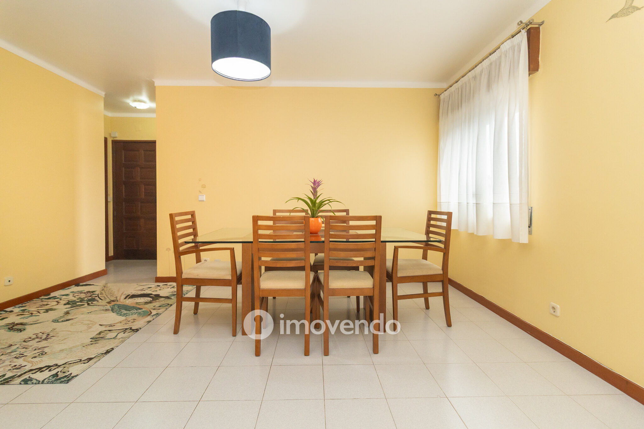 Apartamento T2 com áreas generosas e varanda, em Setúbal