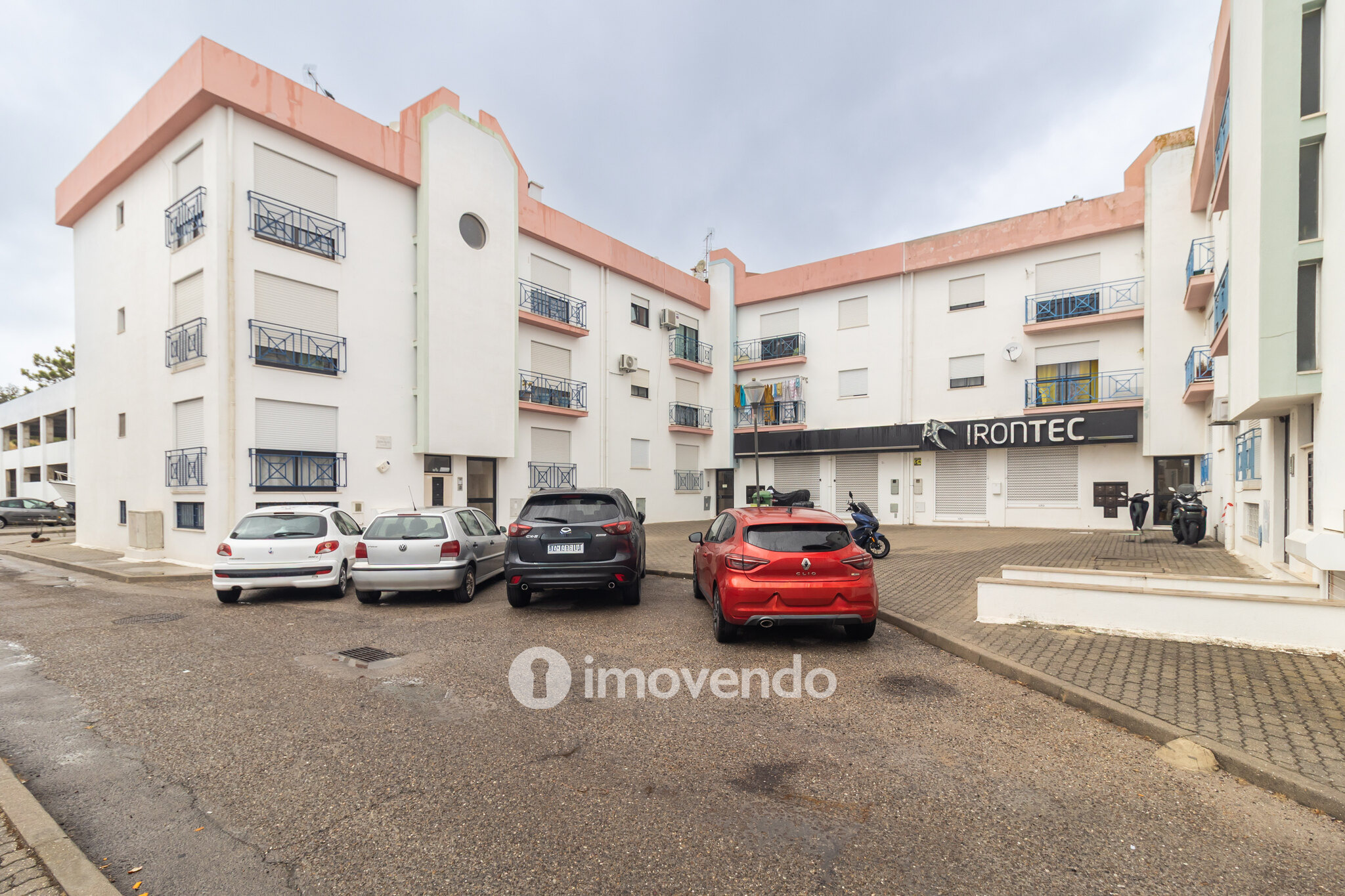 Apartamento T2 com áreas generosas e varanda, em Setúbal