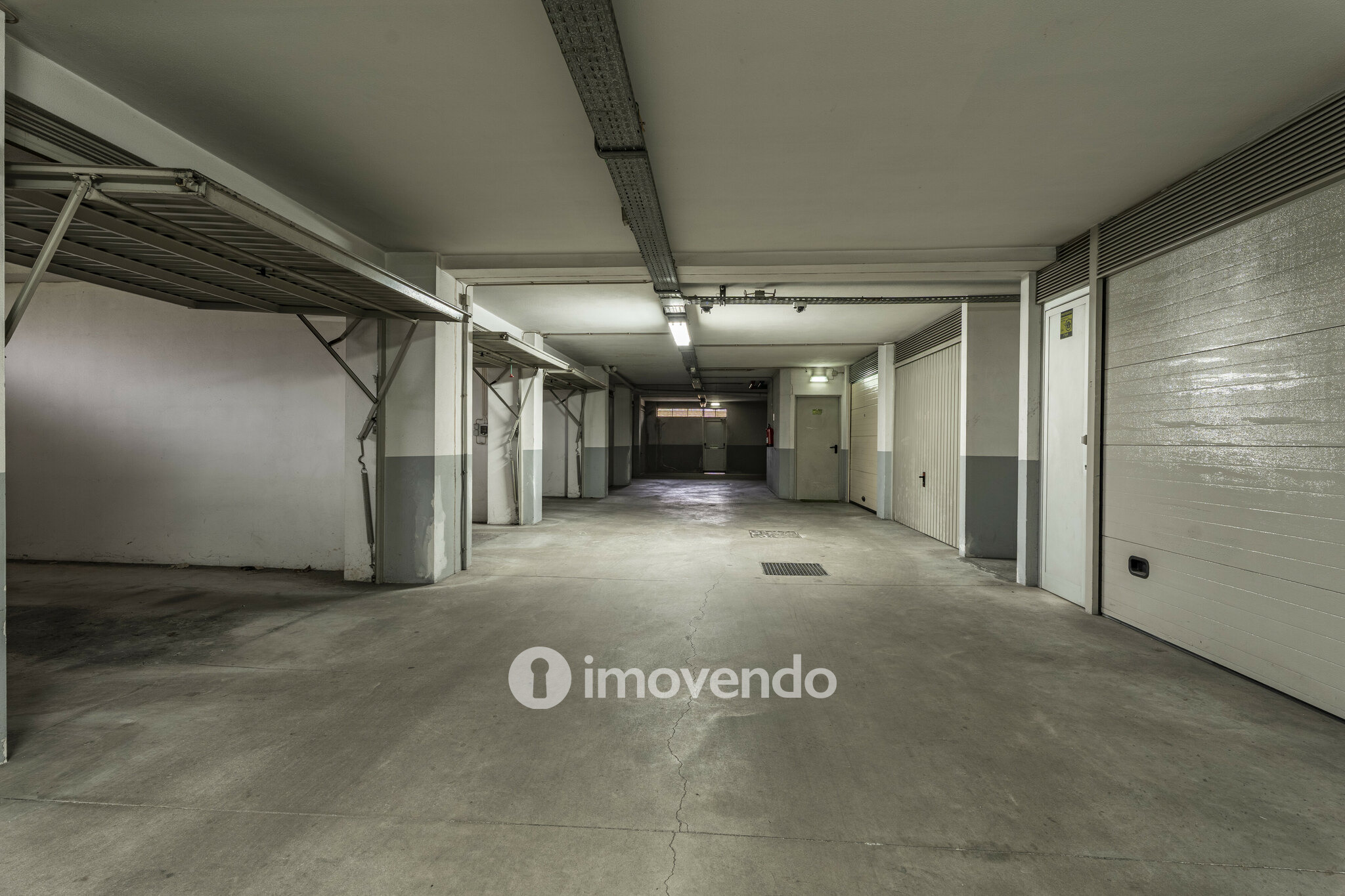 Apartamento T3, com áreas amplas e garagem, em Braga