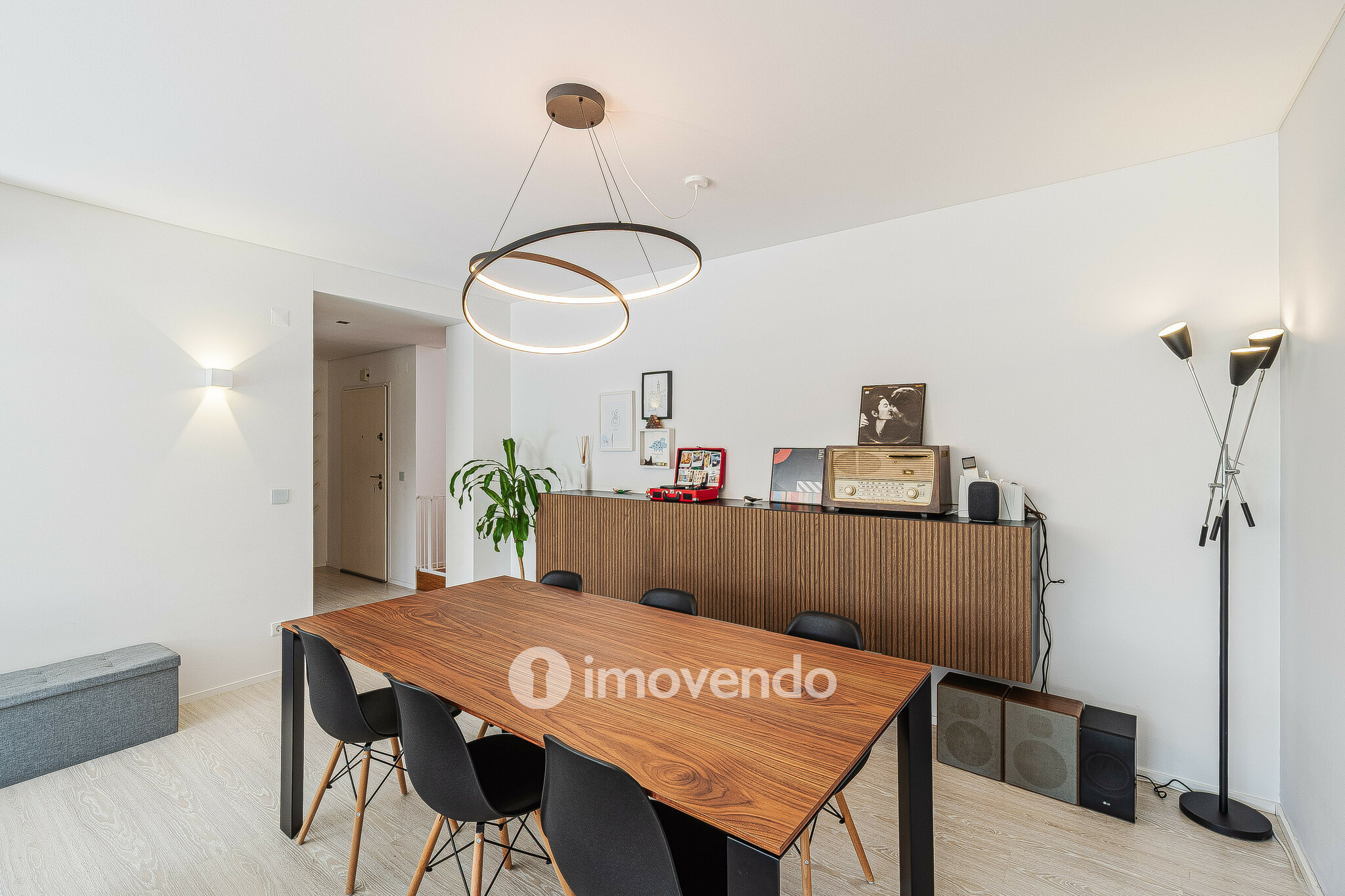 Moradia T3 moderna, com piscina e garagem, em Santo Antão do Tojal