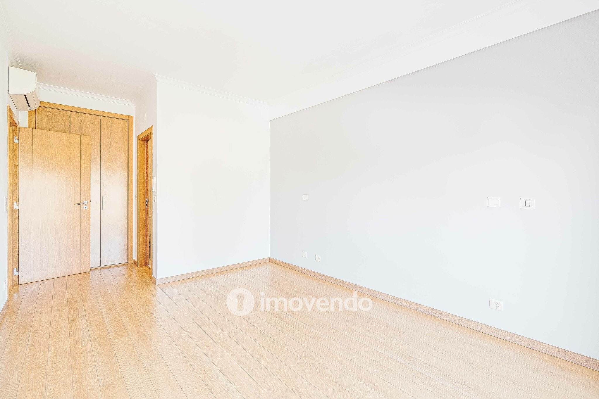 Apartamento T2 moderno, com estacionamento, na Póvoa de Santo Adrião