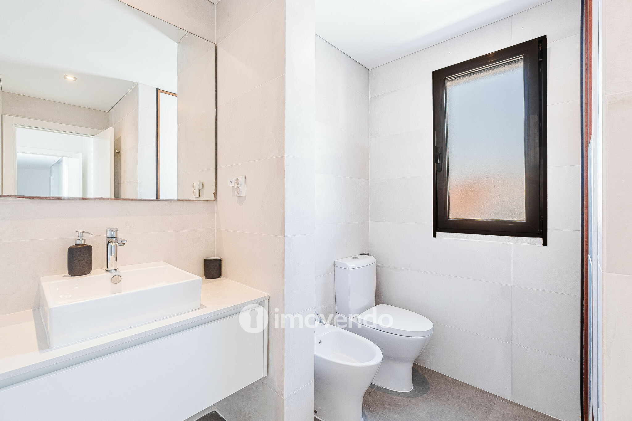 Moradia T3 moderna, com piscina e garagem, em Santo Antão do Tojal