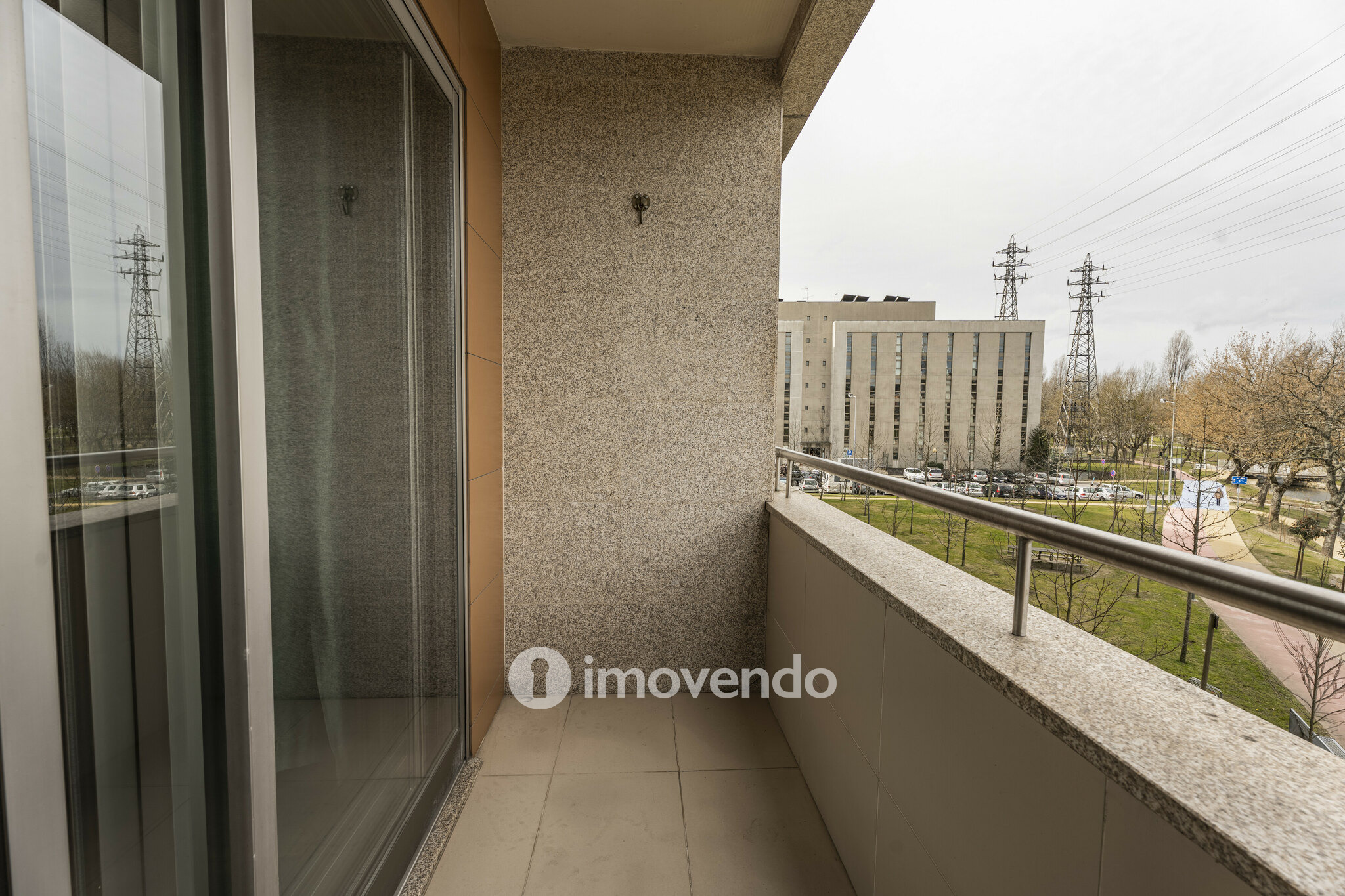 Apartamento T3, com áreas amplas e garagem, em Braga
