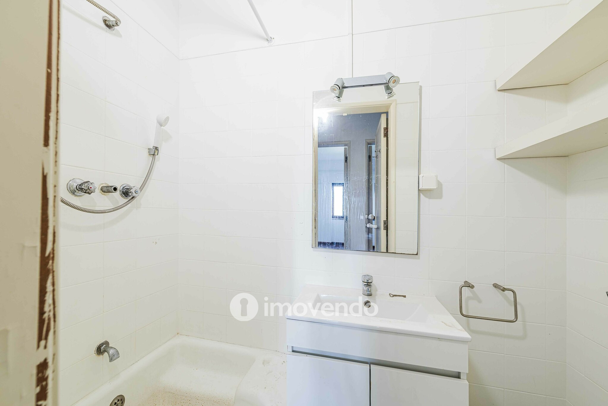 Apartamento T3, com áreas generosas e varanda, em Algés