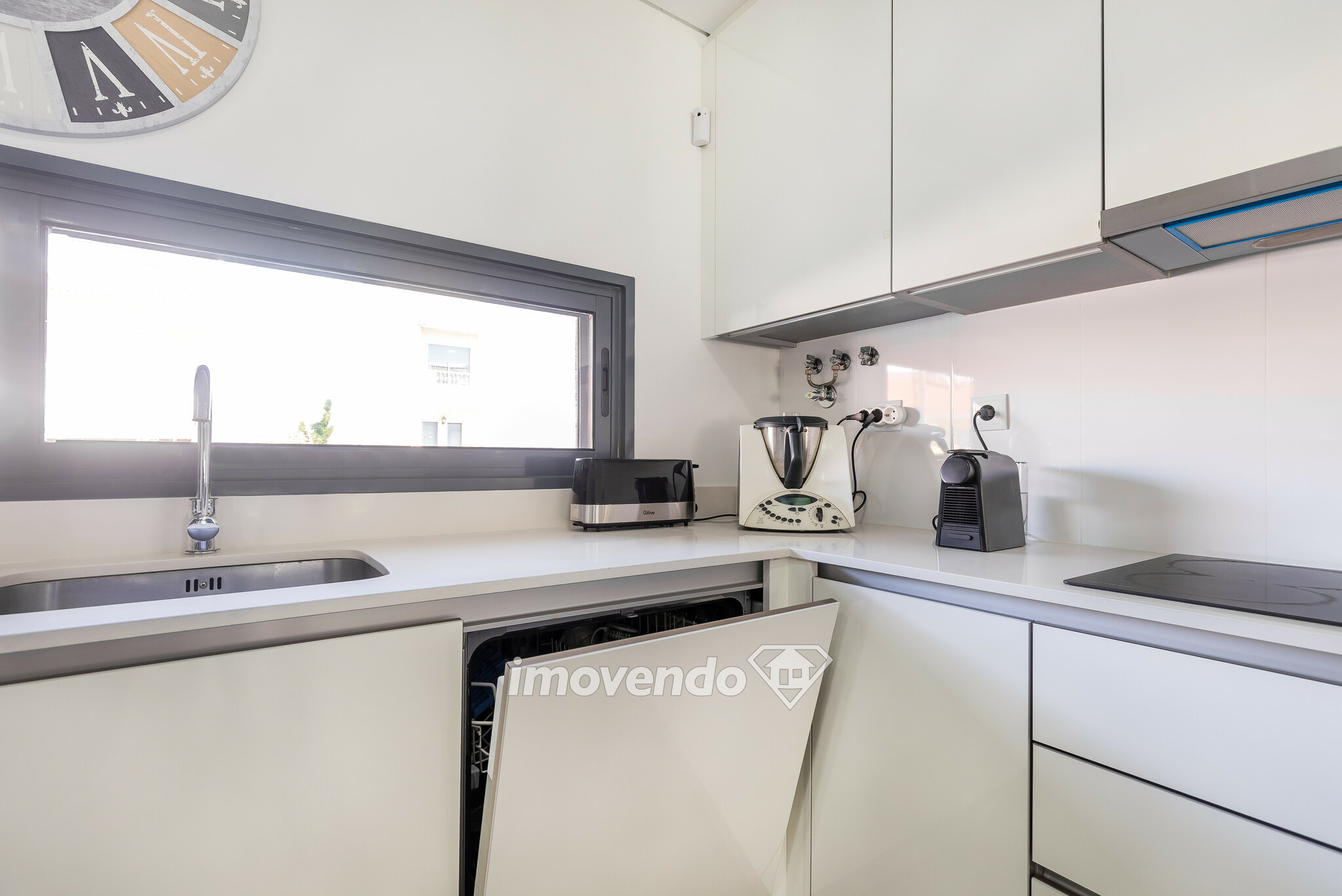 Moradia T2+2 de design moderno, com cozinha equipada, em Vale Milhaços