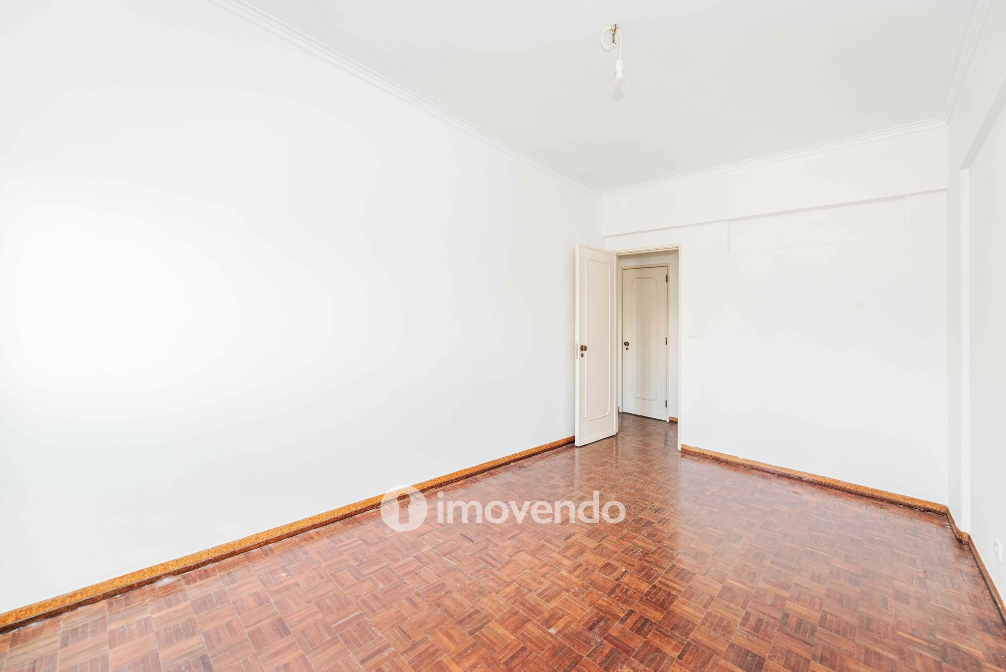 Apartamento T3, com áreas generosas e varanda, em Algés