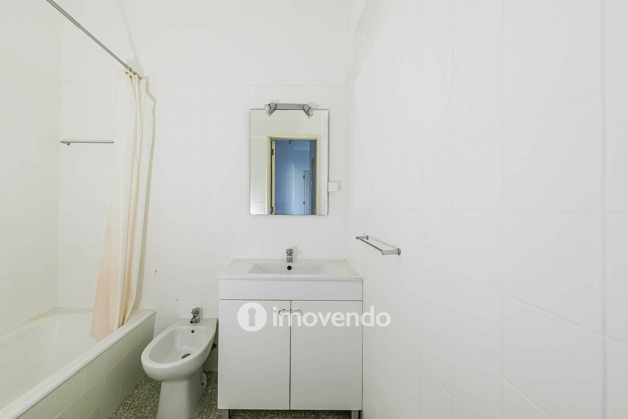 Apartamento T3, com áreas generosas e varanda, em Algés