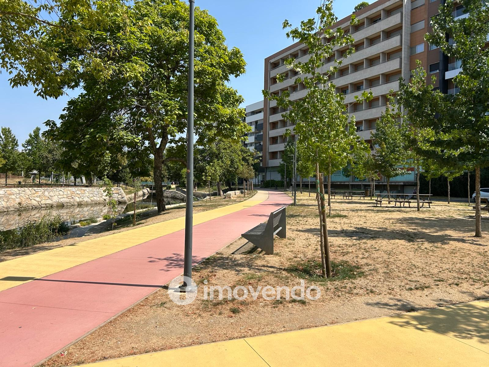 Apartamento T3, com áreas amplas e garagem, em Braga