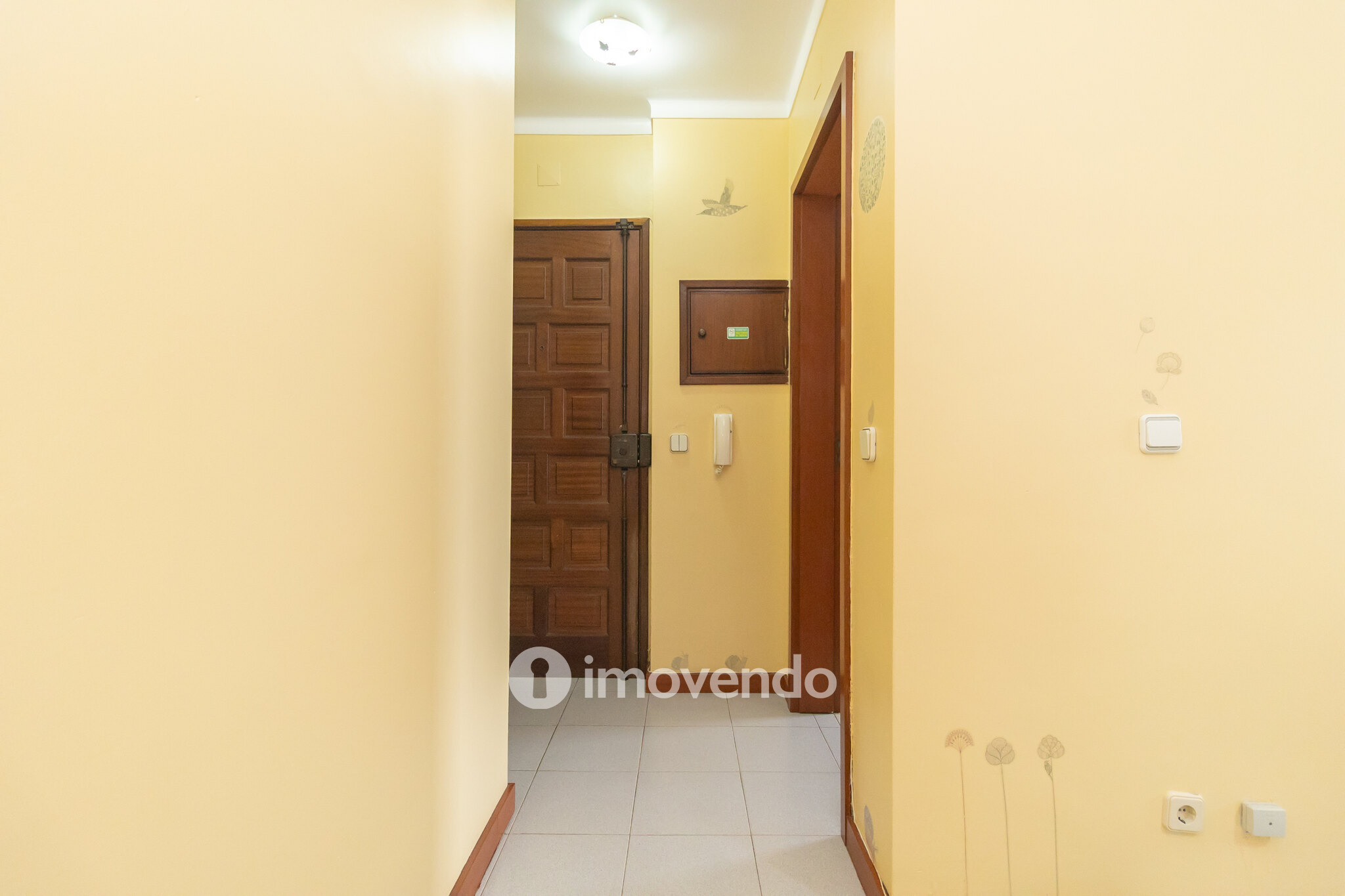 Apartamento T2 com áreas generosas e varanda, em Setúbal
