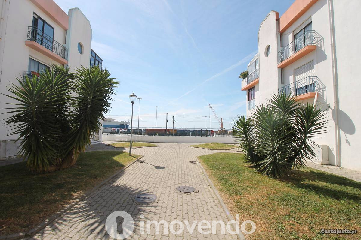 Apartamento T2 com áreas generosas e varanda, em Setúbal
