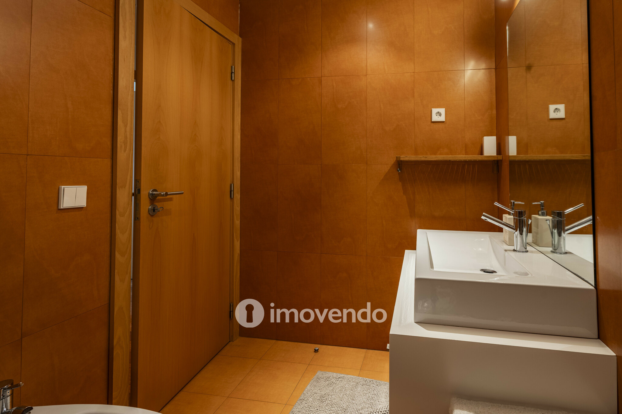 Apartamento T3, com áreas amplas e garagem, em Braga