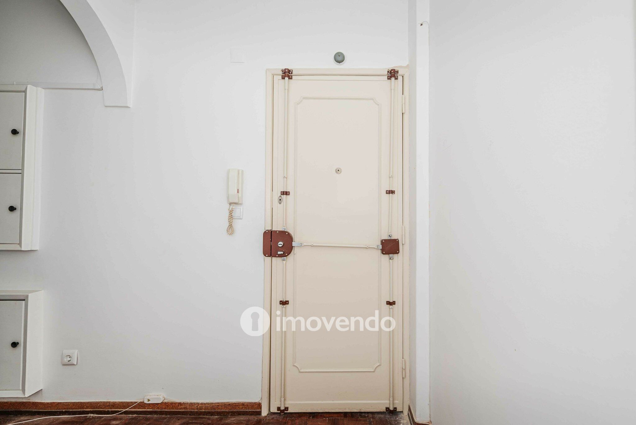 Apartamento T3, com áreas generosas e varanda, em Algés