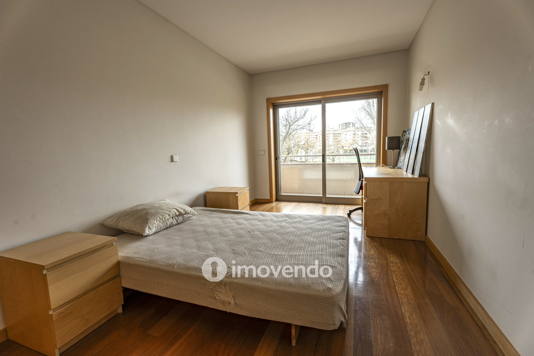 Apartamento T3, com áreas amplas e garagem, em Braga
