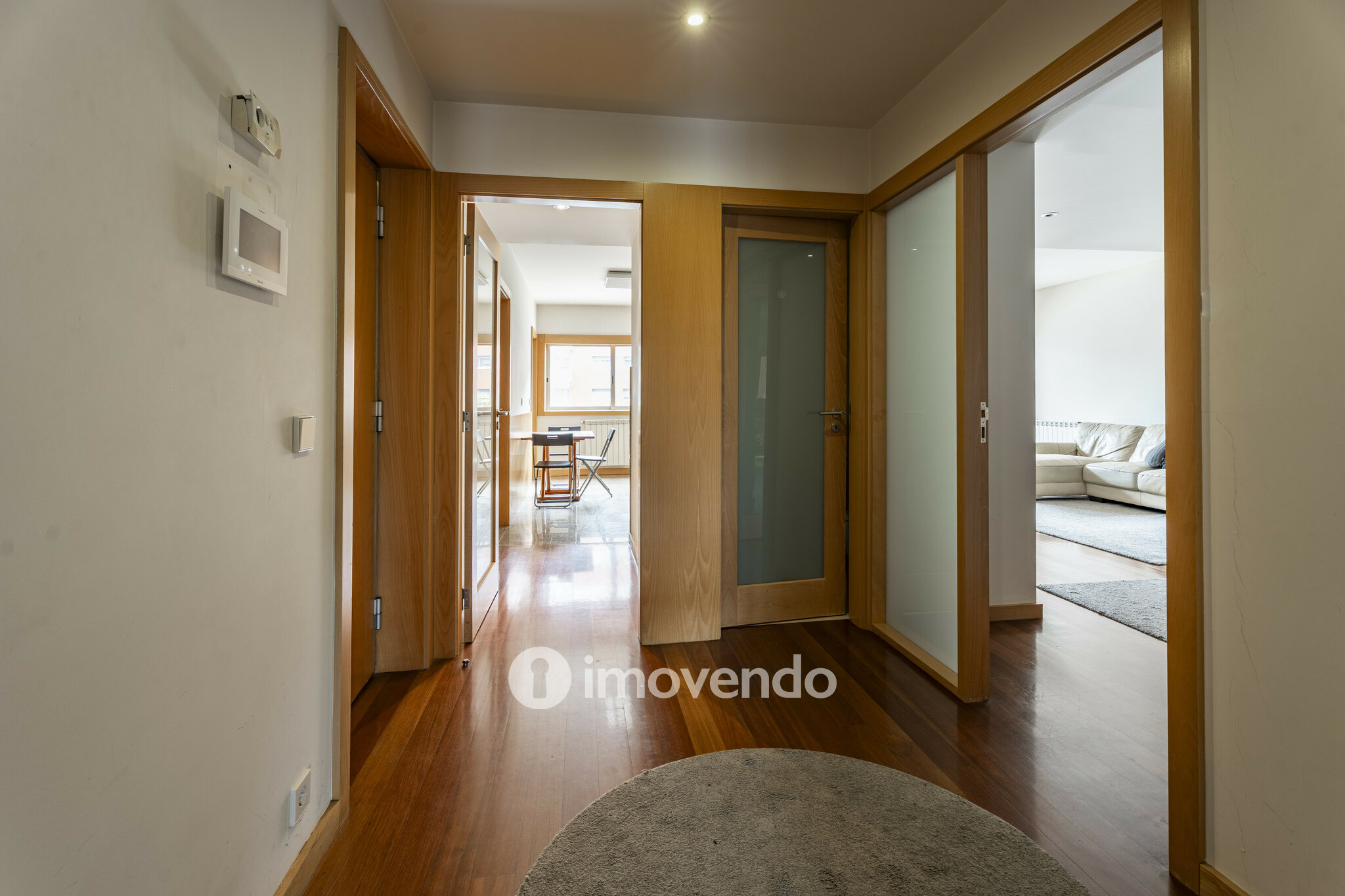 Apartamento T3, com áreas amplas e garagem, em Braga