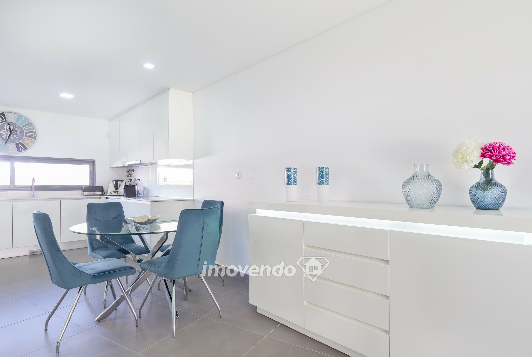 Moradia T2+2 de design moderno, com cozinha equipada, em Vale Milhaços
