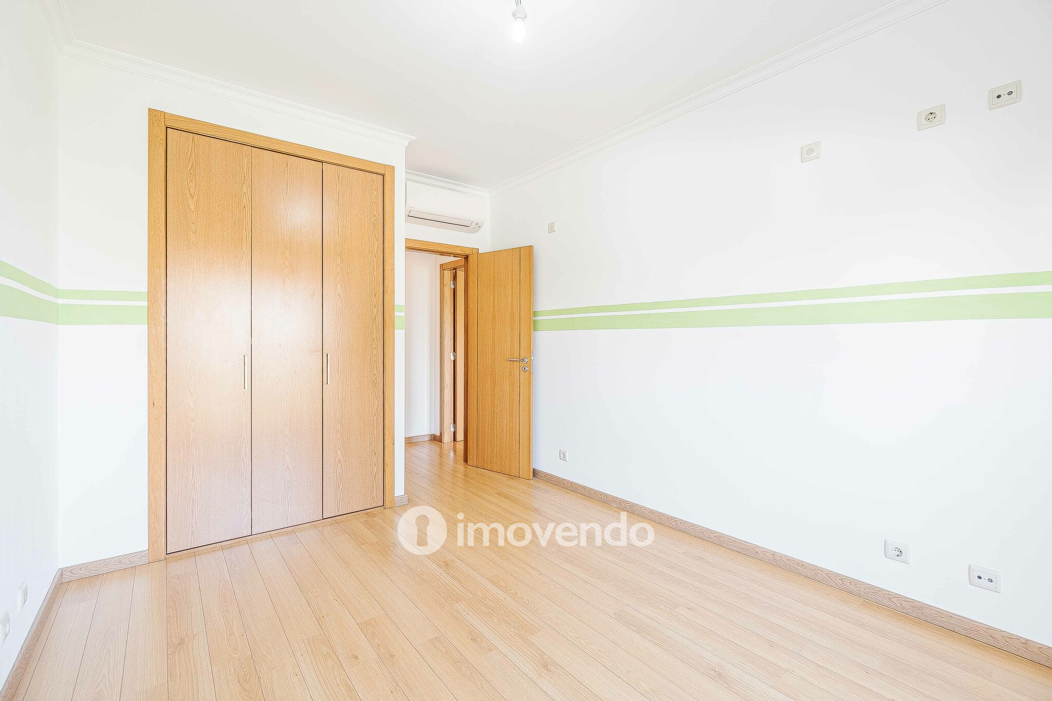 Apartamento T2 moderno, com estacionamento, na Póvoa de Santo Adrião