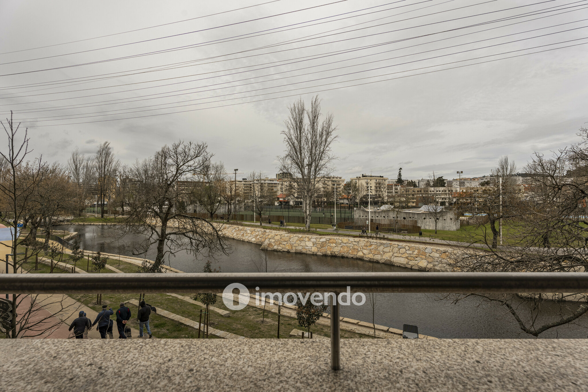 Apartamento T3, com áreas amplas e garagem, em Braga