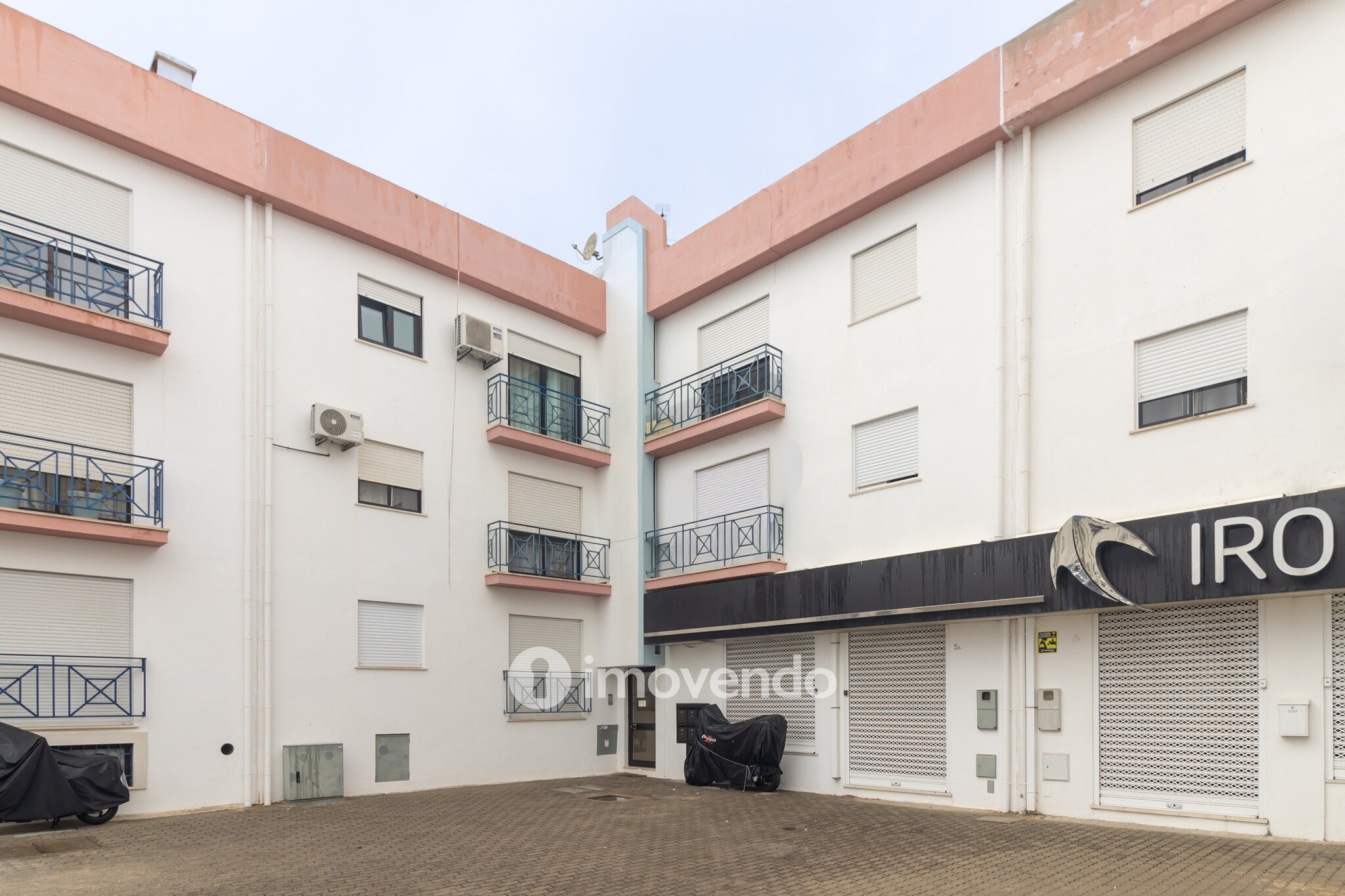 Apartamento T2 com áreas generosas e varanda, em Setúbal