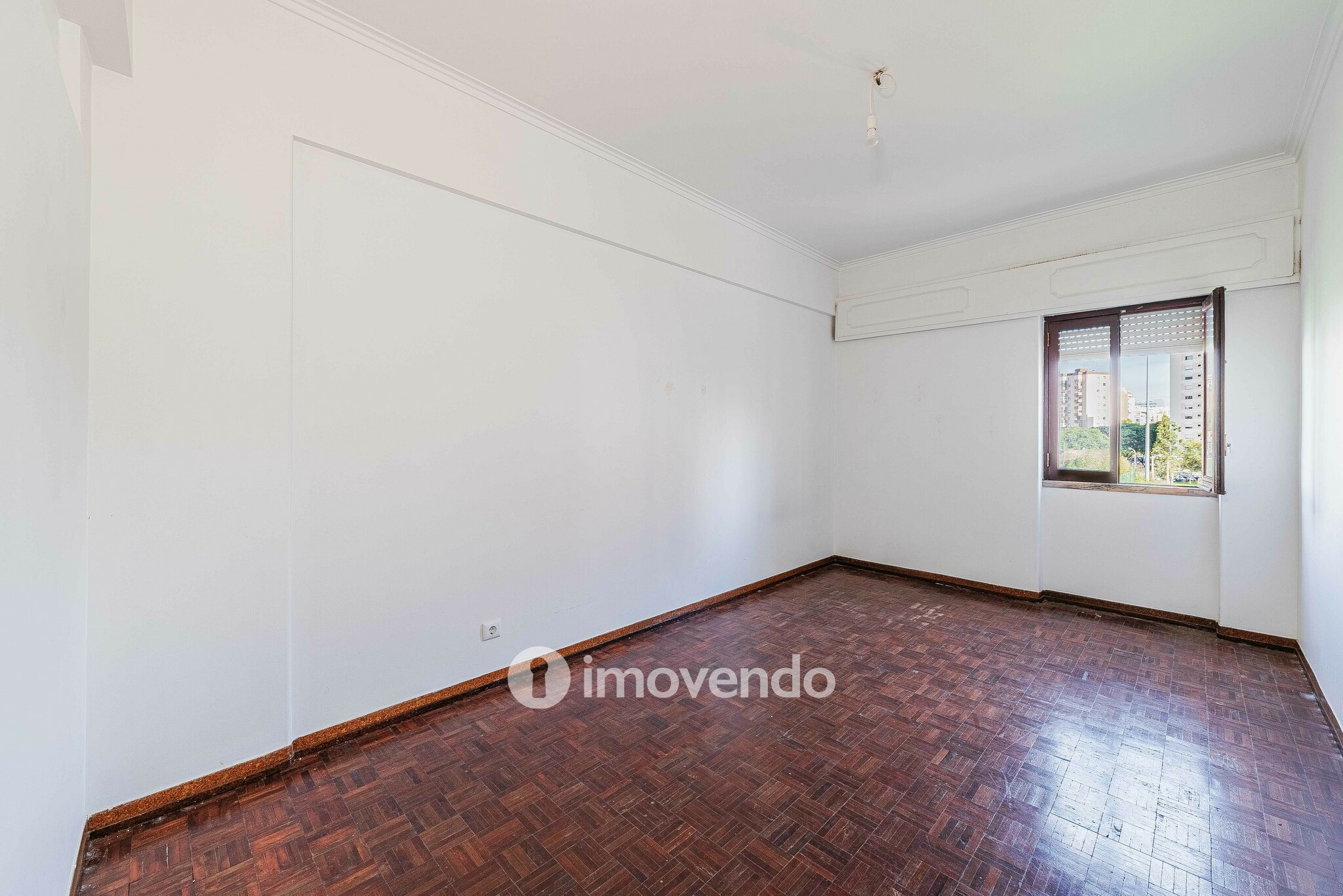 Apartamento T3, com áreas generosas e varanda, em Algés