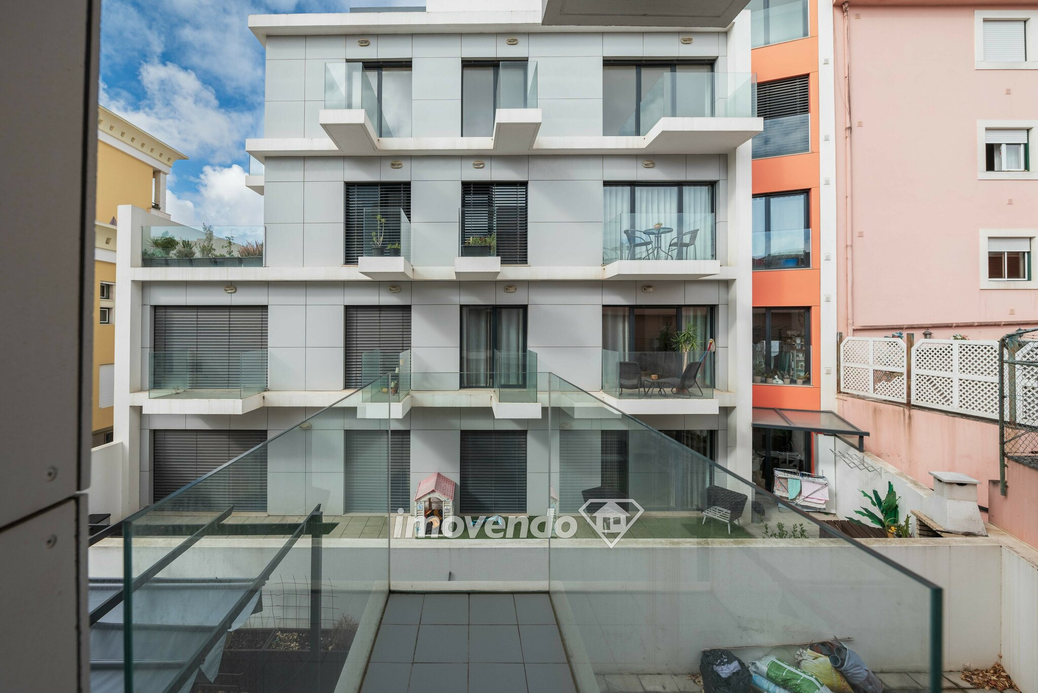 Apartamento T2 moderno, com garagem, no centro de Torres Vedras