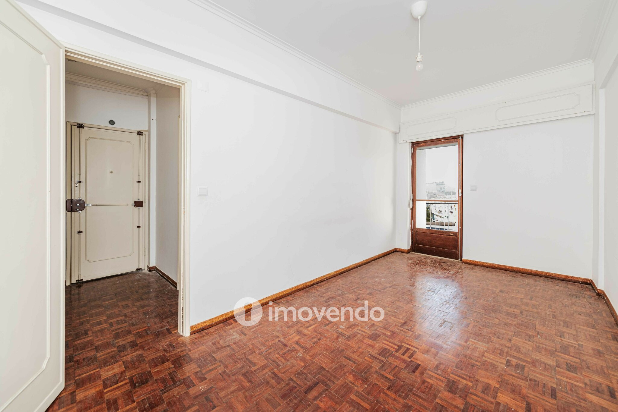 Apartamento T3, com áreas generosas e varanda, em Algés