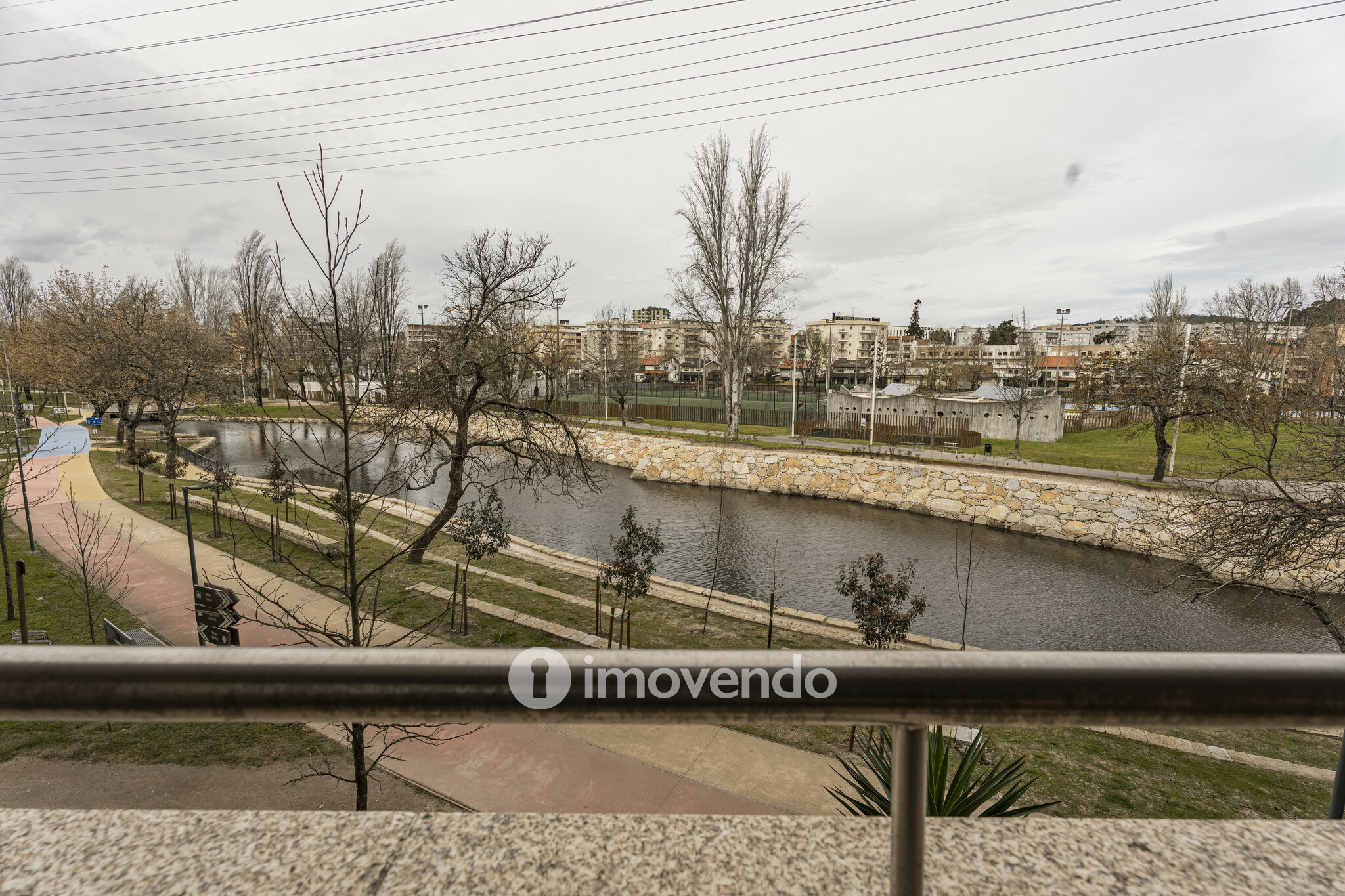 Apartamento T3, com áreas amplas e garagem, em Braga