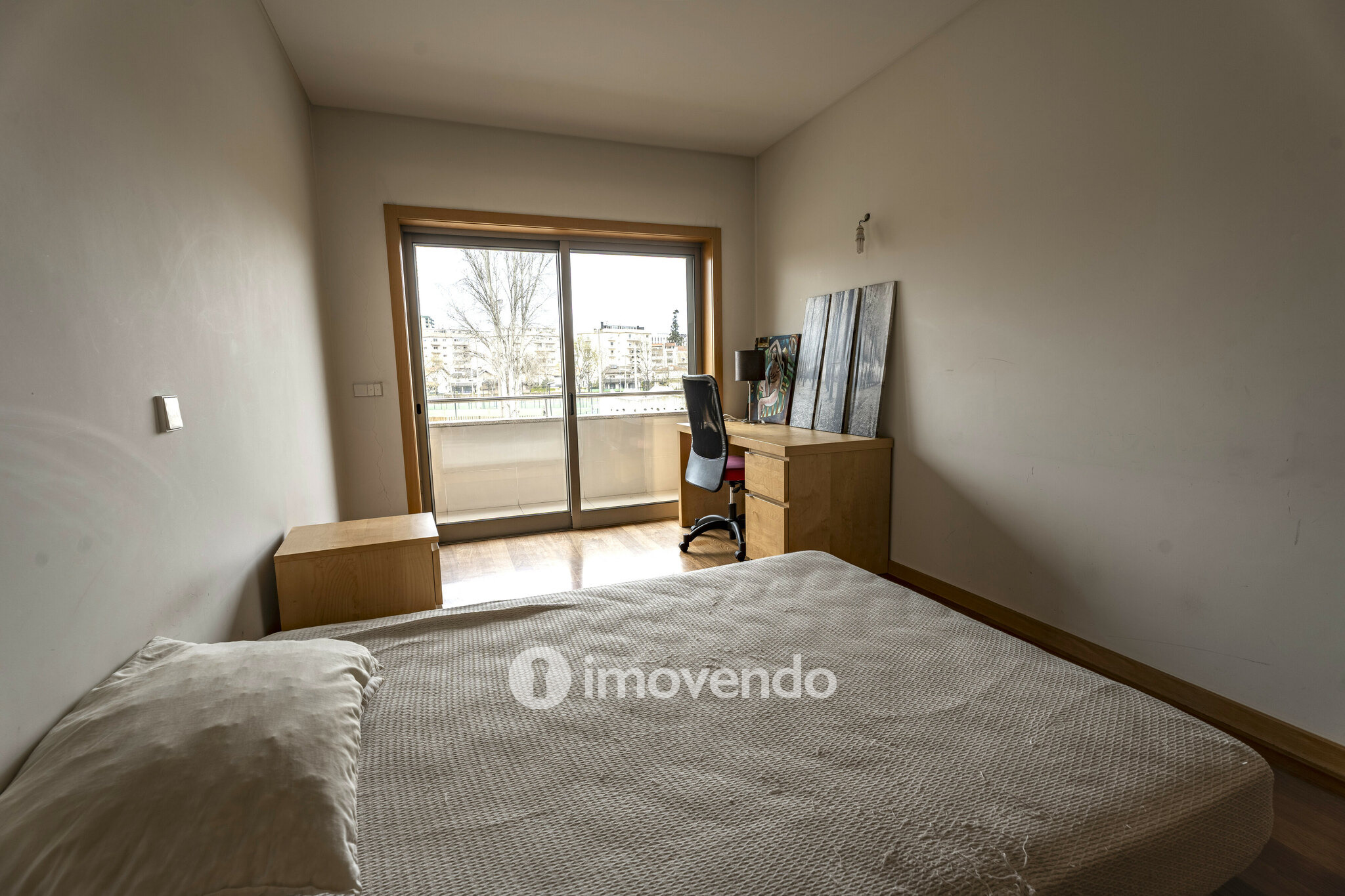 Apartamento T3, com áreas amplas e garagem, em Braga