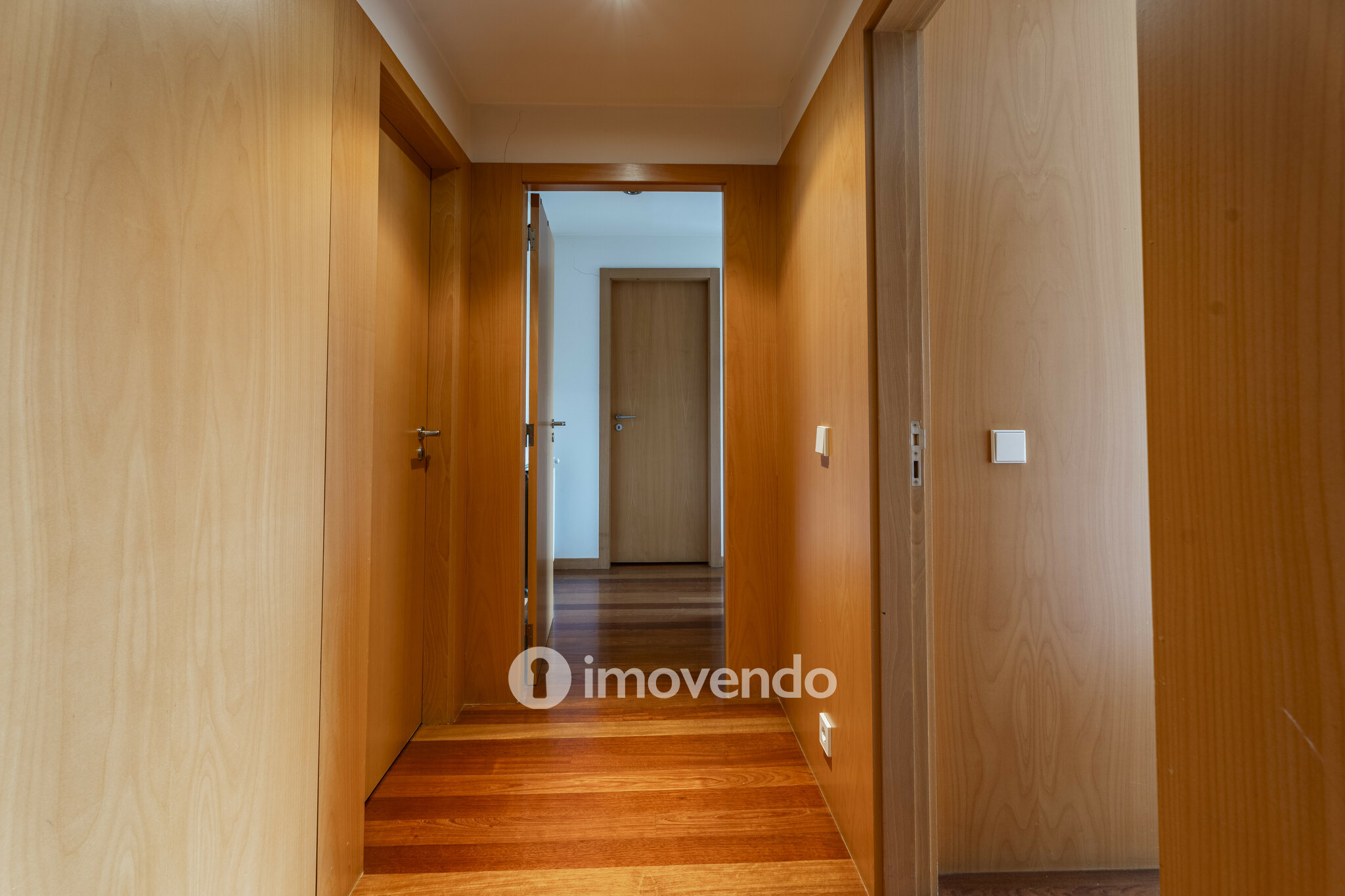 Apartamento T3, com áreas amplas e garagem, em Braga