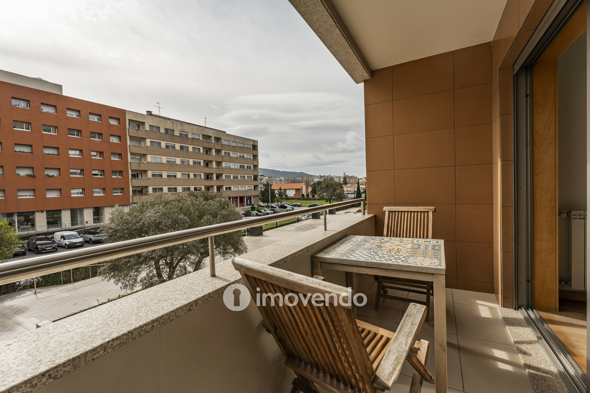 Apartamento T3, com áreas amplas e garagem, em Braga
