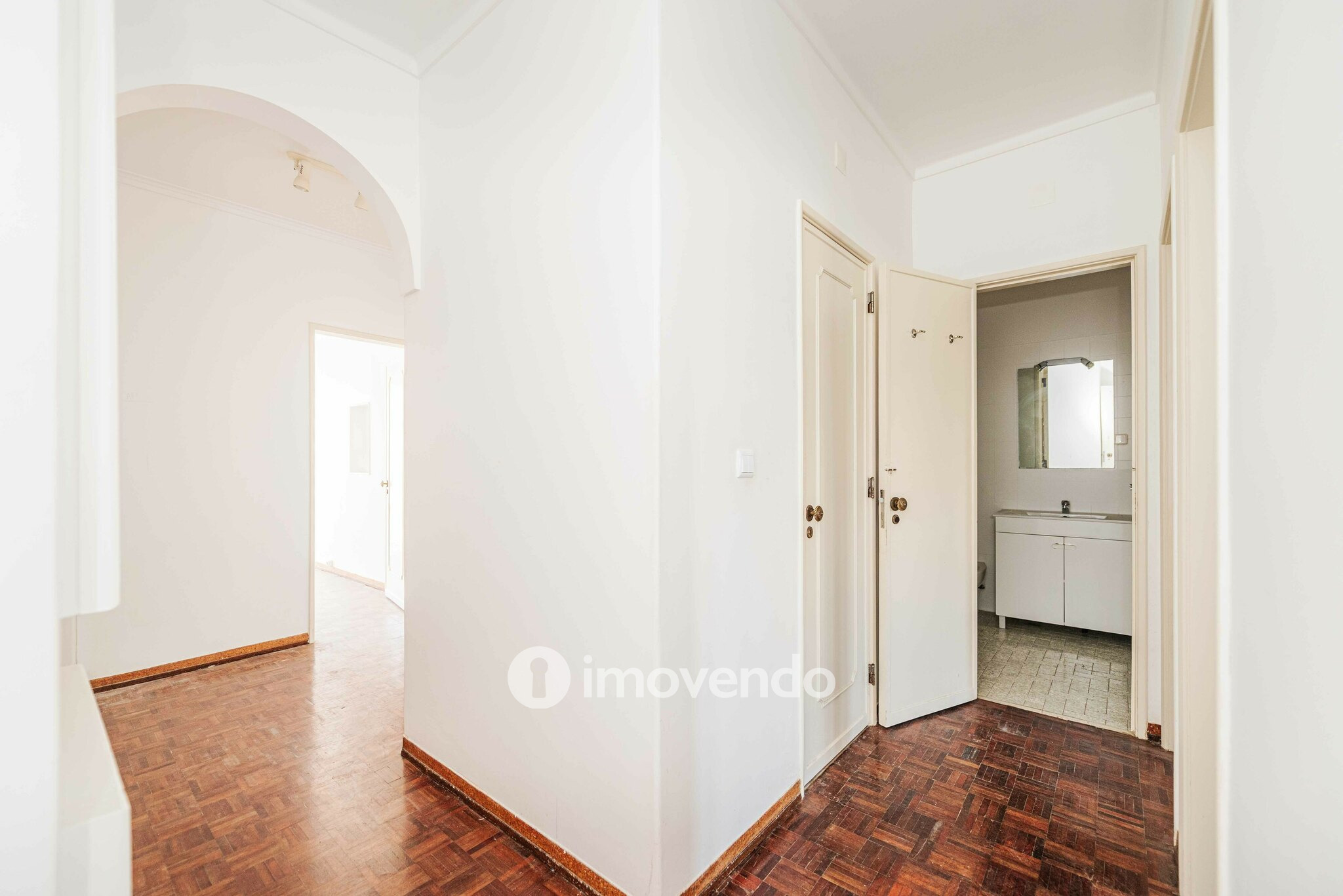 Apartamento T3, com áreas generosas e varanda, em Algés