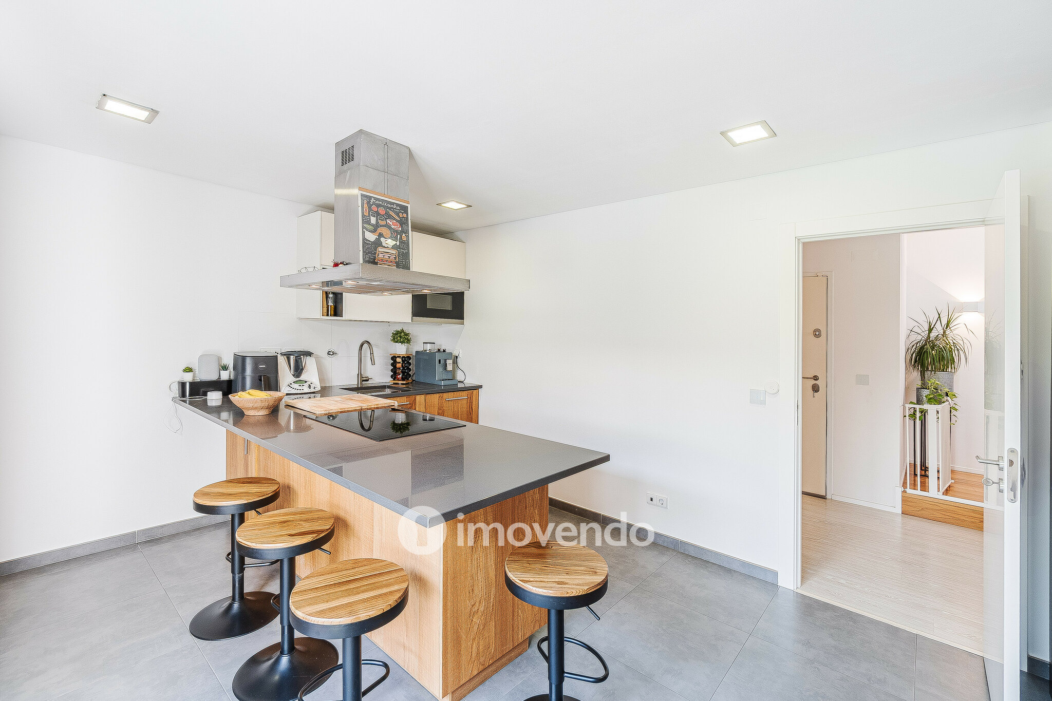 Moradia T3 moderna, com piscina e garagem, em Santo Antão do Tojal