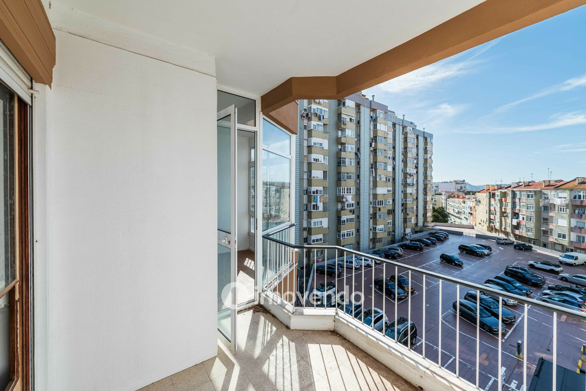 Apartamento T3, com áreas generosas e varanda, em Algés