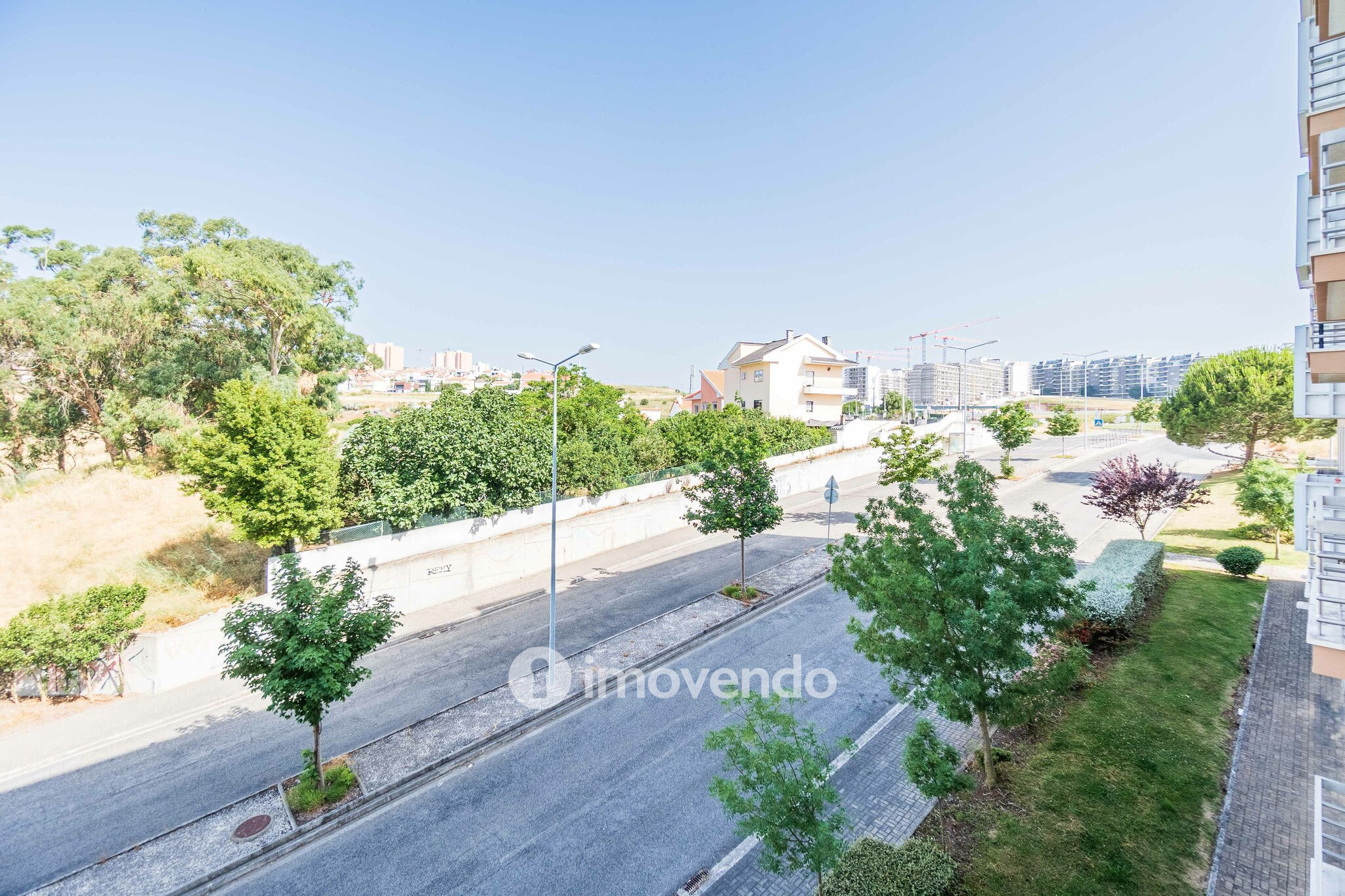 Apartamento T2 moderno, com estacionamento, na Póvoa de Santo Adrião