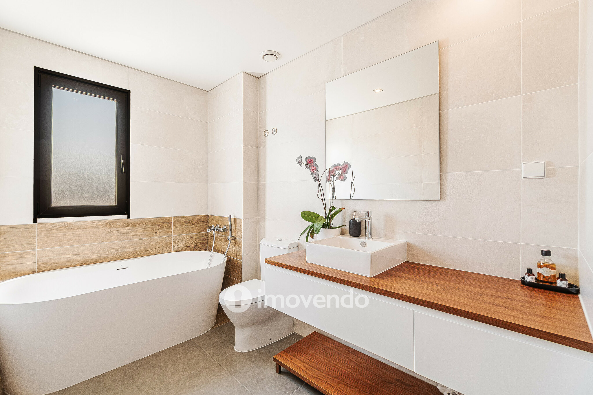 Moradia T3 moderna, com piscina e garagem, em Santo Antão do Tojal