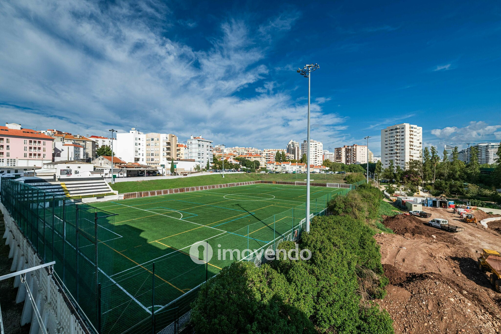 Apartamento T3, com áreas generosas e varanda, em Algés