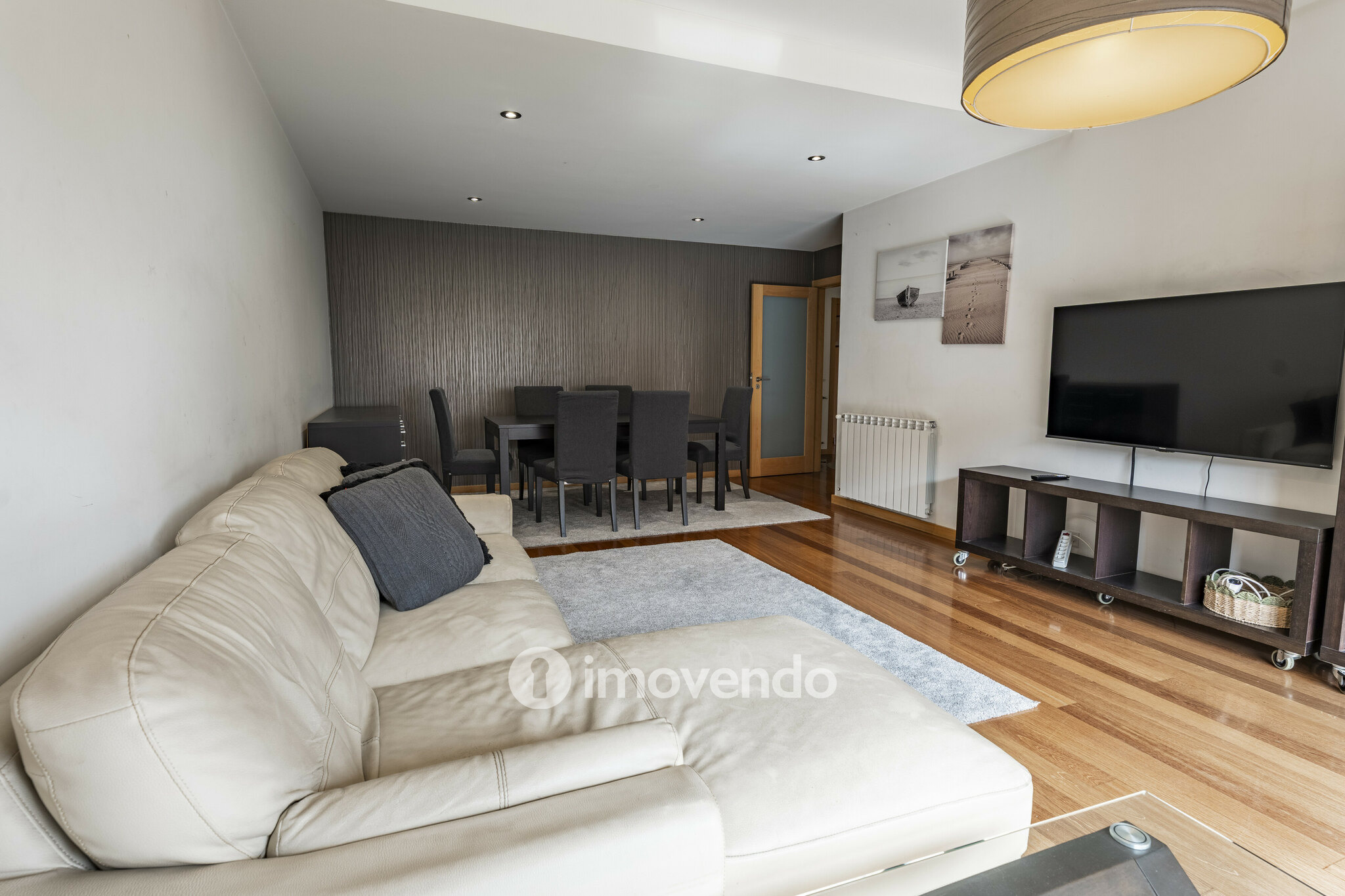 Apartamento T3, com áreas amplas e garagem, em Braga