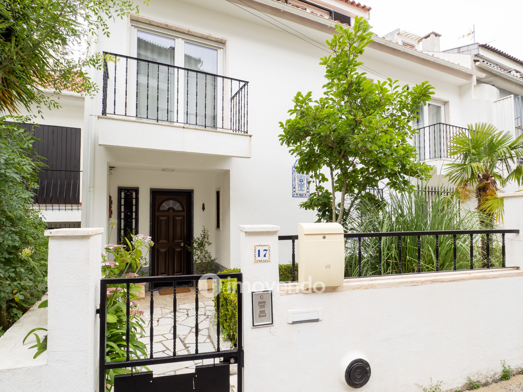 Moradia T6 na Rua Quinta das Rosas, em Rio de Mouro